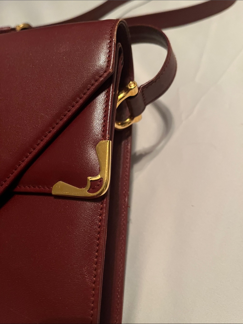 Classic Burgundy Leather Shoulder Bag with Gold Hardware - Picture 3 of 14